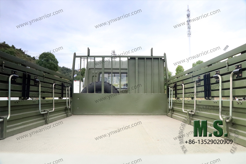 Dongfeng شاحنة تيانجين العسكرية بمقعد معدني جانبي قابل للطي