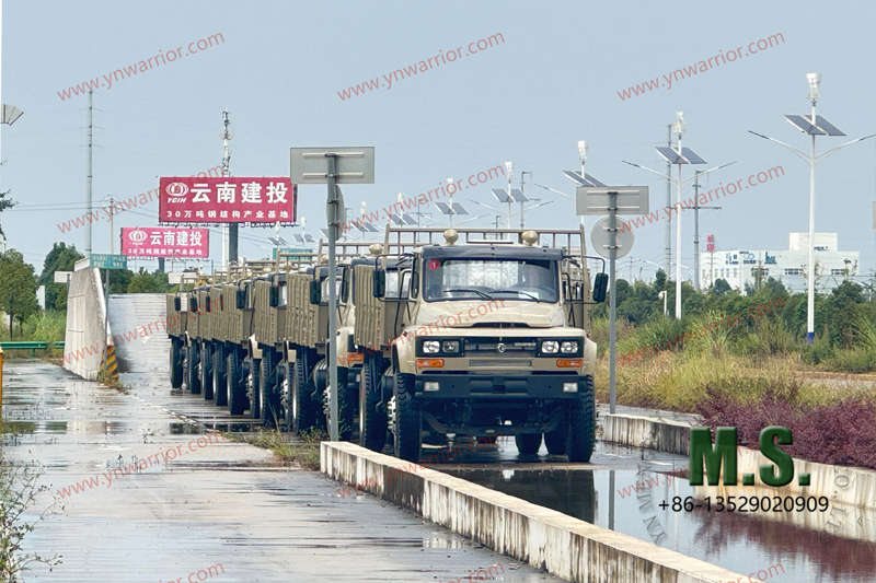 Dongfeng اختبار قسم الخوض في الإطارات الخلفية المزدوجة لشاحنة 4x4