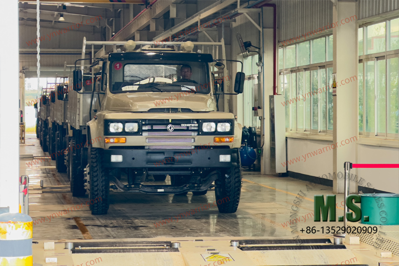Dongfeng اختبار الإطارات المزدوجة الخلفية لشاحنات 4x4 في المصنع
