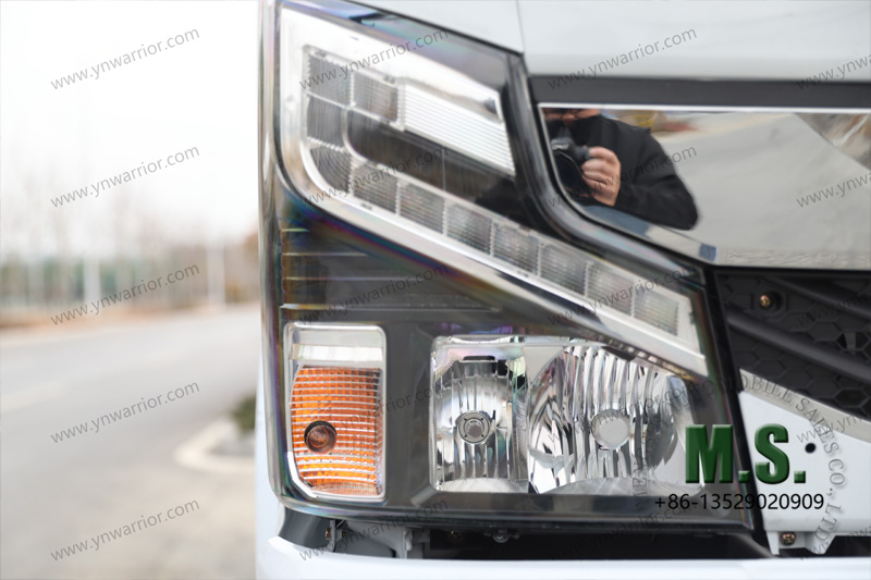 Dongfeng هيكل شاحنة كابينة حديثة 4x4 مع كابينة متوسطة الخدمة مصباح أمامي بتصميم جيد