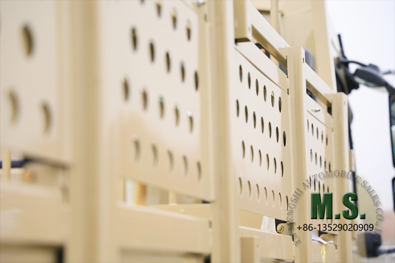 Dongfeng شاحنة بضائع ذات وزن إجمالي 4 × 2، نطاق منخفض السعر، صندوق شحن سياج جديد