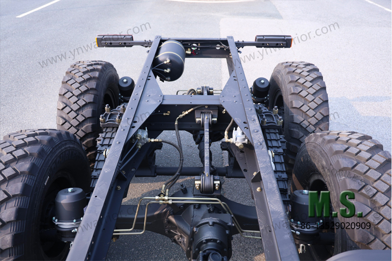 Dongfeng شاحنة للطرق الوعرة 6x6 سعة 11 طن إطار خلفي فردي خلف الهيكل بدون صندوق شحن