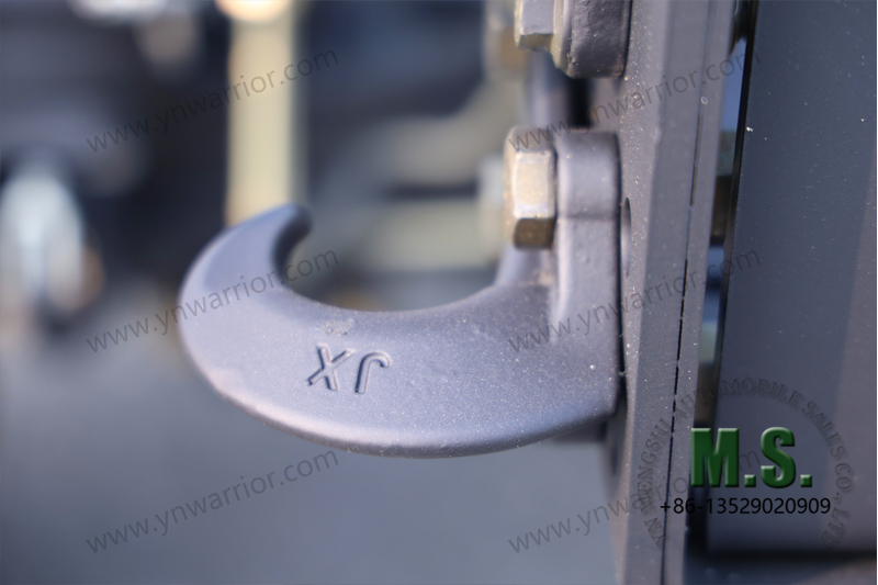 Dongfeng لقطات إطار خلفي فردي لشاحنة الطرق الوعرة مقاس 6x6 سعة 11 طنًا لخطاف القطر