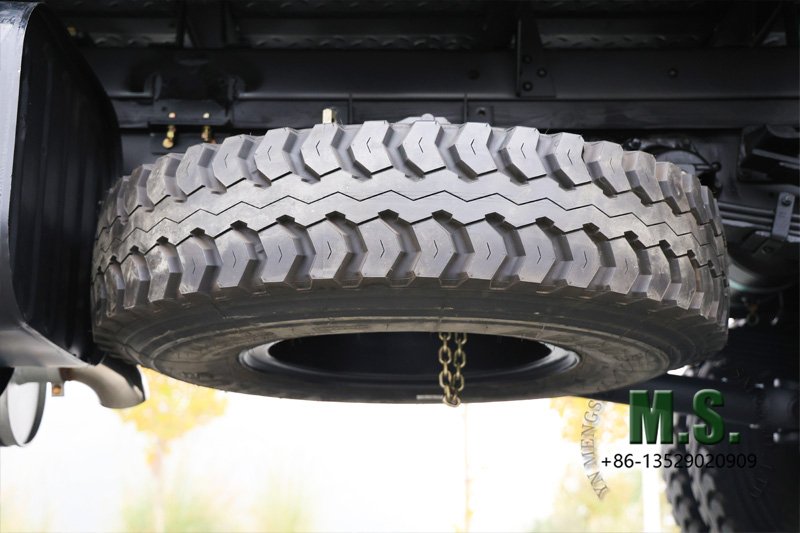 Dongfeng شاحنة بضائع ذات وزن إجمالي 4x2، 18 طن، إطار احتياطي جديد بسعر منخفض تحت الهيكل