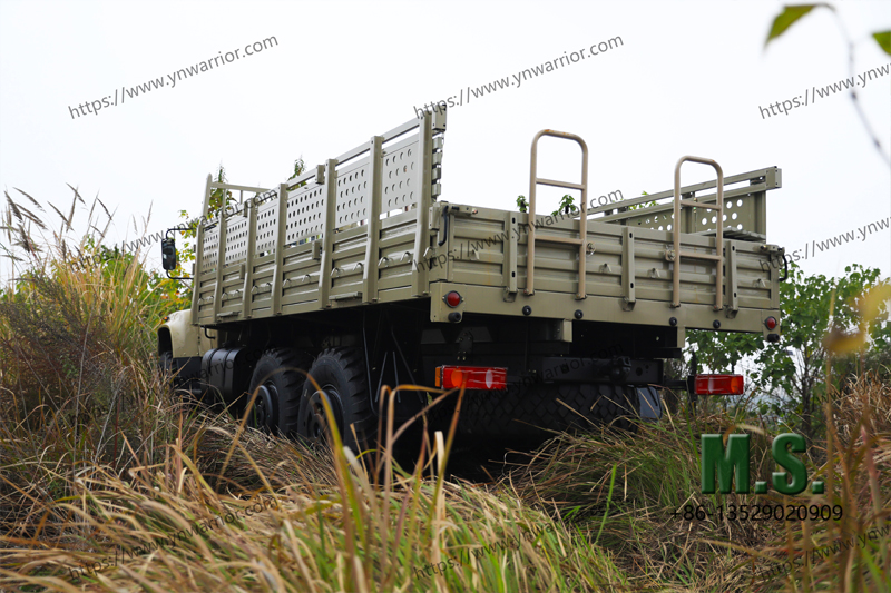 مع شاحنة شحن سلم 