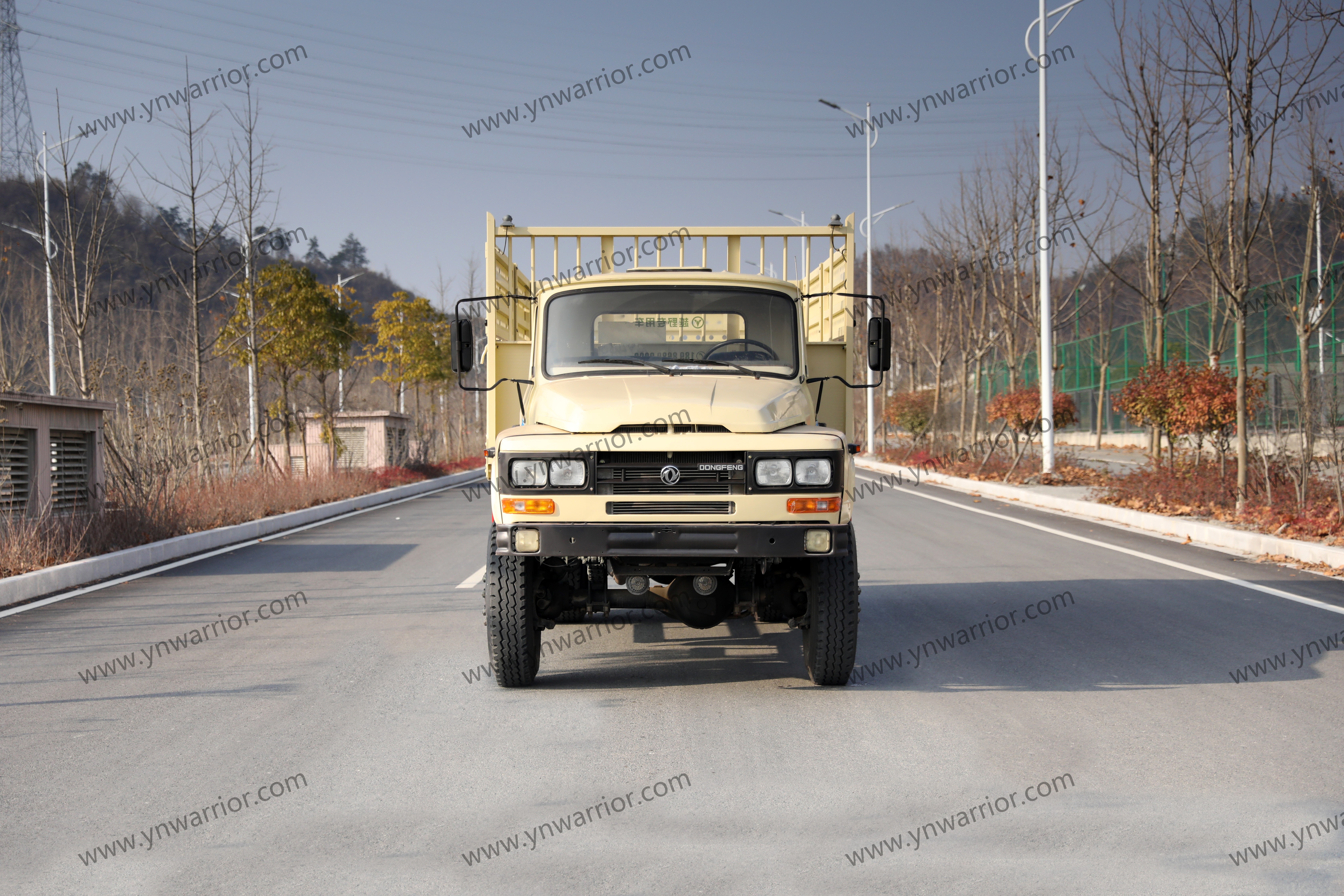 Dongfeng 4x4 شاحنة خارج الطريق على الطرق الوعرة Cabin { 