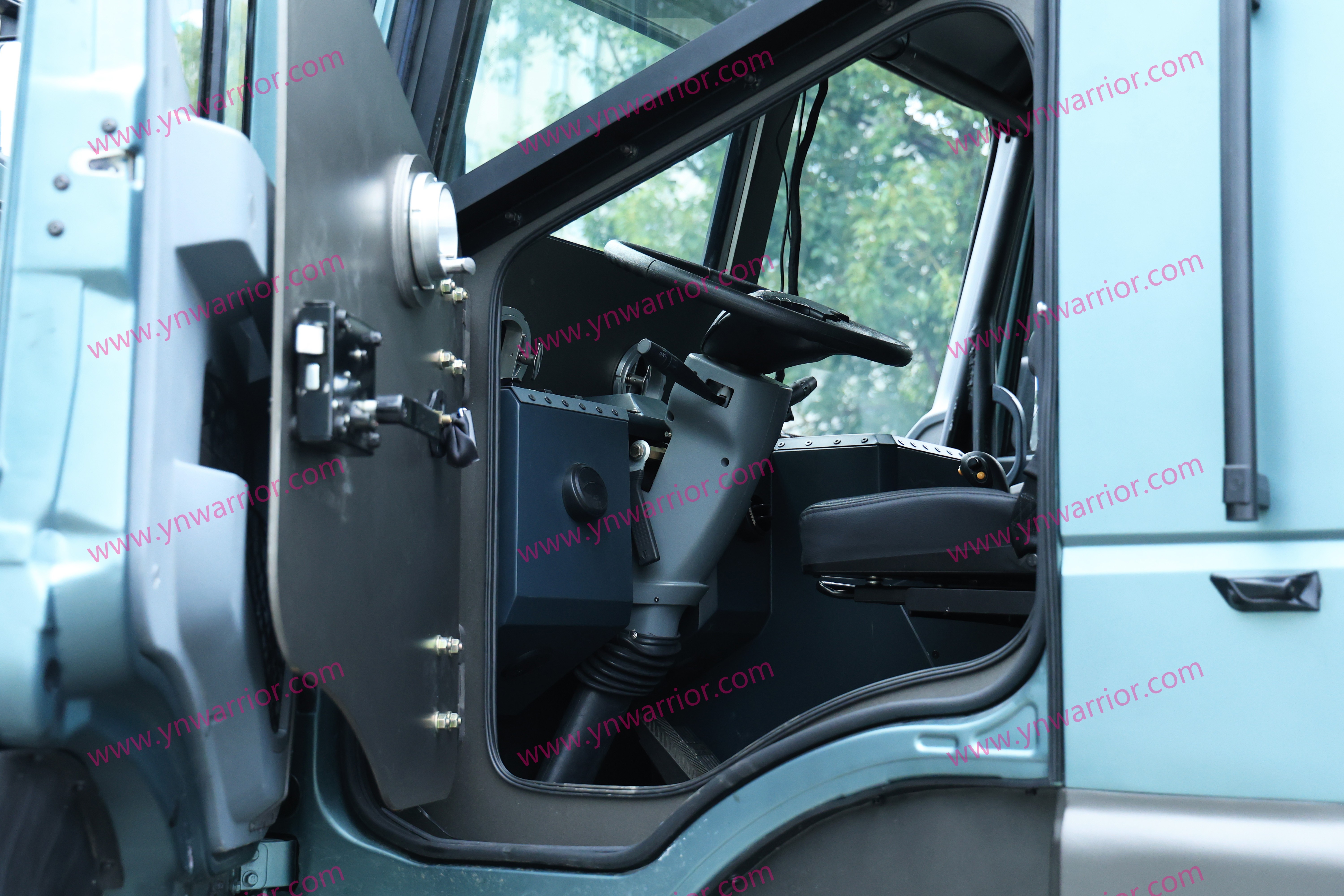 أبواب أمان مزدوجة للمركبة المدرعة 