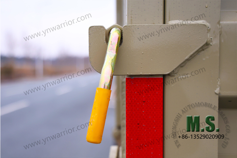 دونغفنغ 6x6 على الطرق الوعرة شاحنة قلابة قفل على صندوق البضائع 