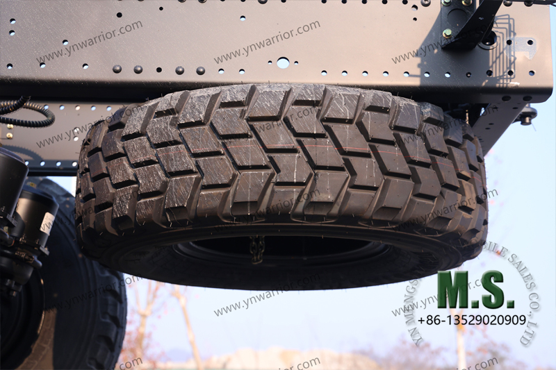 دونغفنغ 6 &times; 6 هيكل شاحنة الأنف الطويل مع إطار احتياطي للكابينة تحت إطار الهيكل 