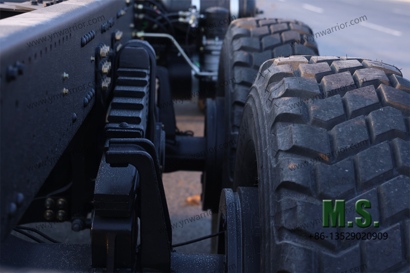 هيكل شاحنة دونغفنغ 6 &times; 6 أنف طويل مع كابينة زنبركية ثقيلة قياسية 