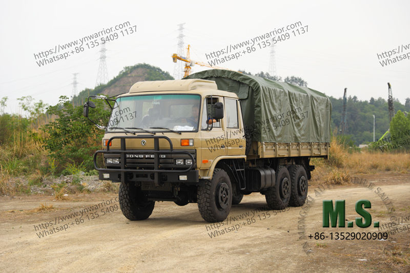 Dongfeng 6 × 6 في نقل الشاحنة على الطرق الوعرة 