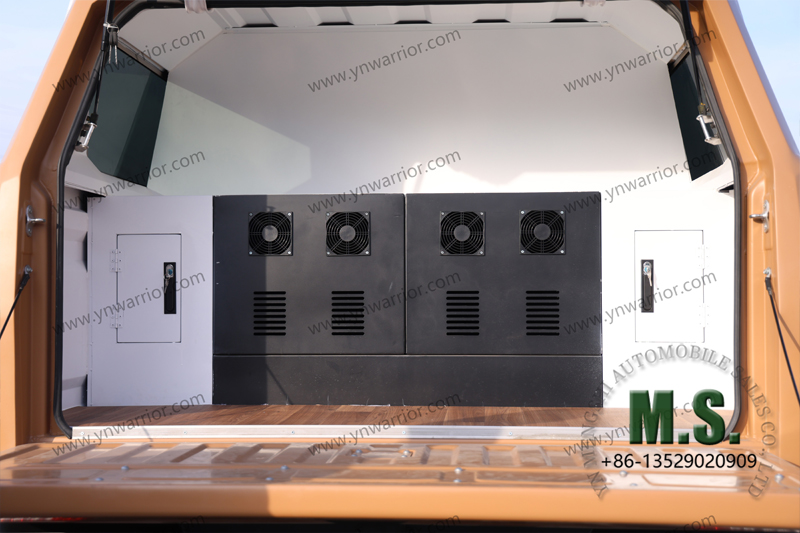 داخل صندوق الشحن لسيارة الدفع الرباعي الصينية المعدلة 4x4 الراقية Euro-6 شاحنة البيك اب المستقلة ذات عظم الترقوة المزدوج 