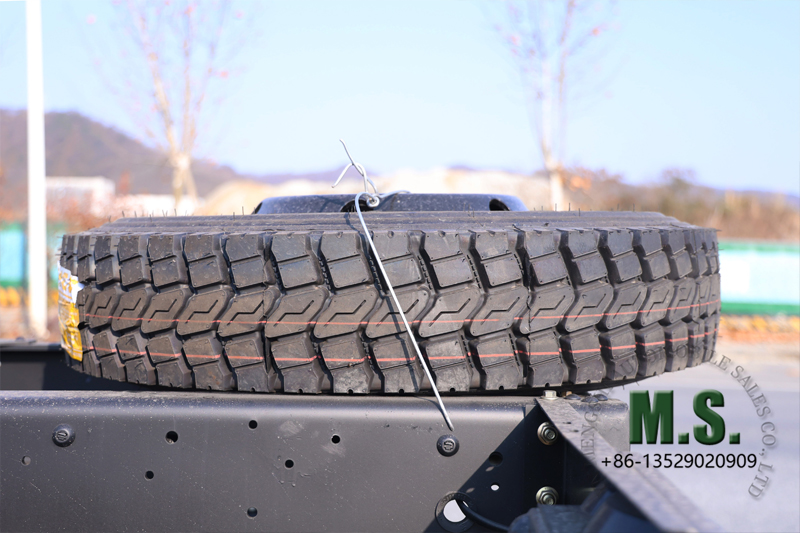 Dongfeng هيكل شاحنة للطرق الوعرة 6x6 مع إطار احتياطي للكابينة على الإطار 