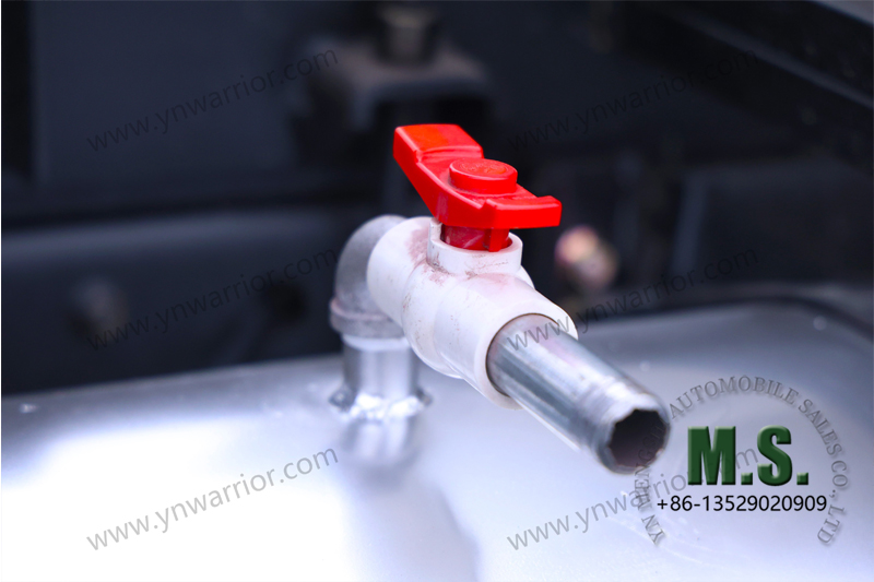 دونغفنغ 6 &times; 6 شاحنة قلابة للطرق الوعرة منفذ حقن أسطوانة الهواء 