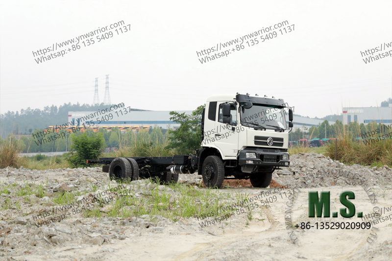 Dongfeng 4x4 ، إطارات خلفية مزدوجة ، قنينة شاحنة مستقلة 