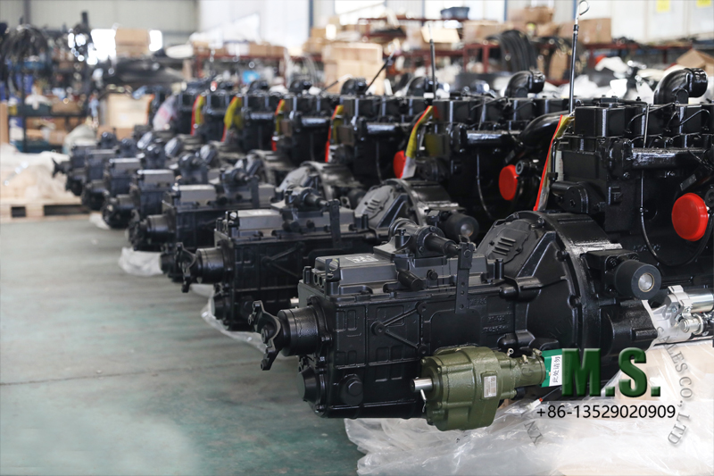 Dongfeng محرك Cummins: B210 33 ، لقطات خلفية للمحرك الذي تستخدمه الشاحنة العسكرية