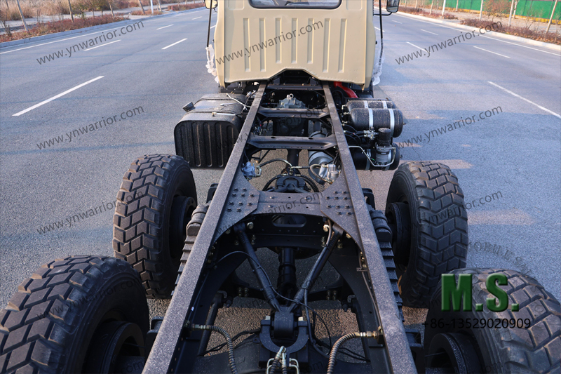 هيكل شاحنة دونغفنغ 6 &times; 6 الأنف الطويل مع الكابينة مع PTO