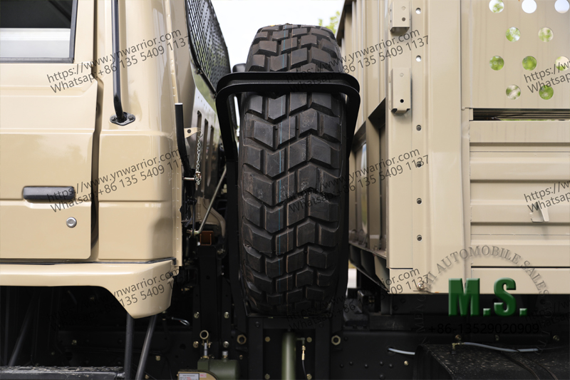 6x6 القوات شاحنة حاملة ، إطار احتياطي بين المقصورة و Cargo Box 