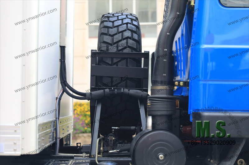 Dongfeng 4x4 ثلاجة