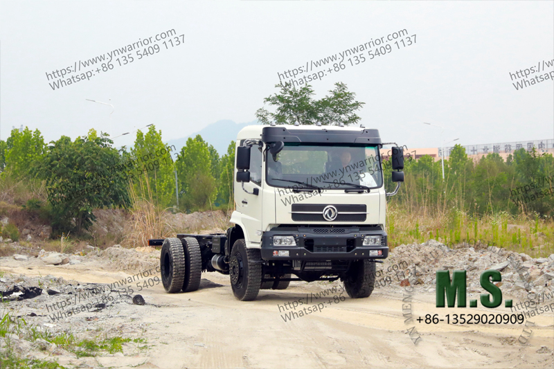 Dongfeng 4 × 4 هيكل الشاحنة المخصصة لوزارة الشاحنة الثقيلة 18 طن 