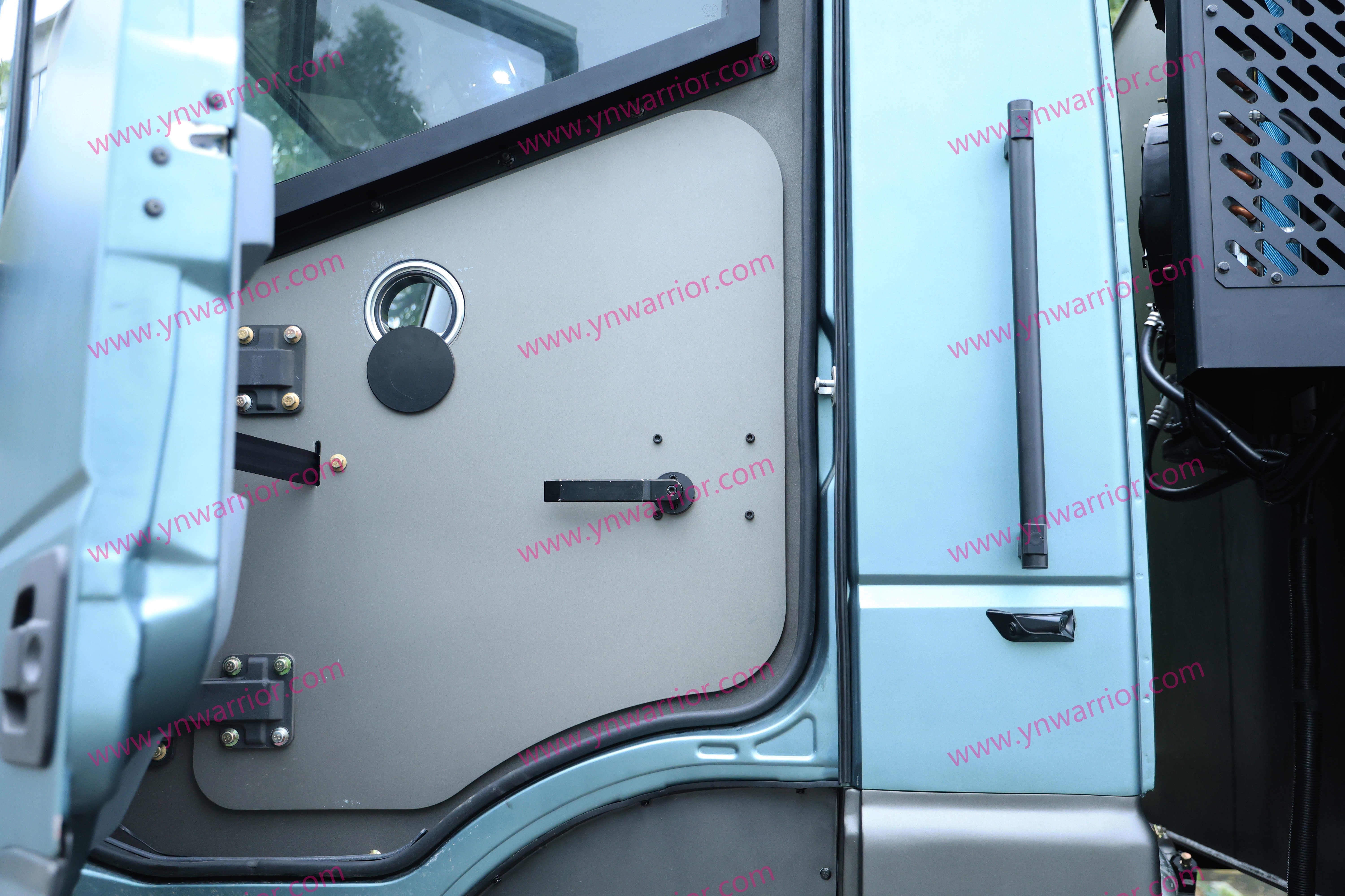 فتحة إطلاق النار لباب الكابينة 