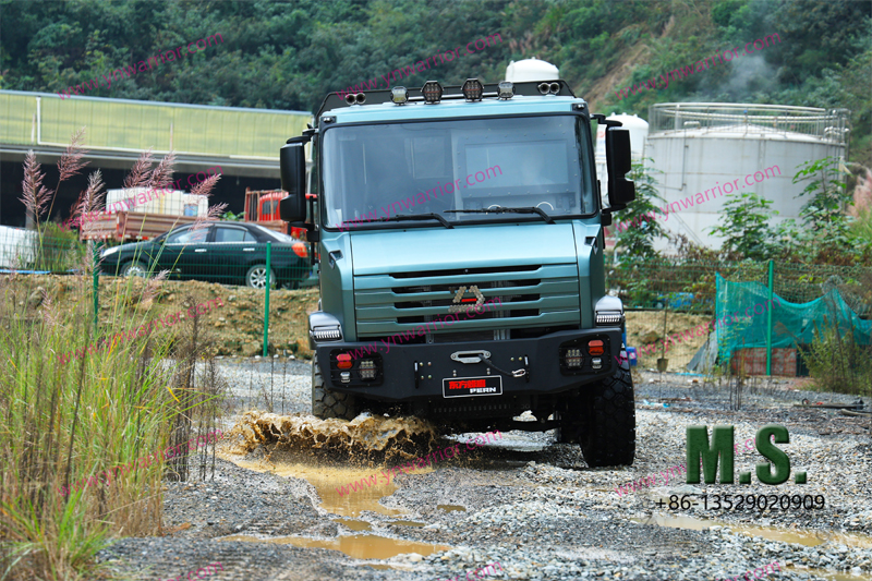 مقصورة مغلقة 4 × 4 شاحنة للطرق الوعرة عسكرية 