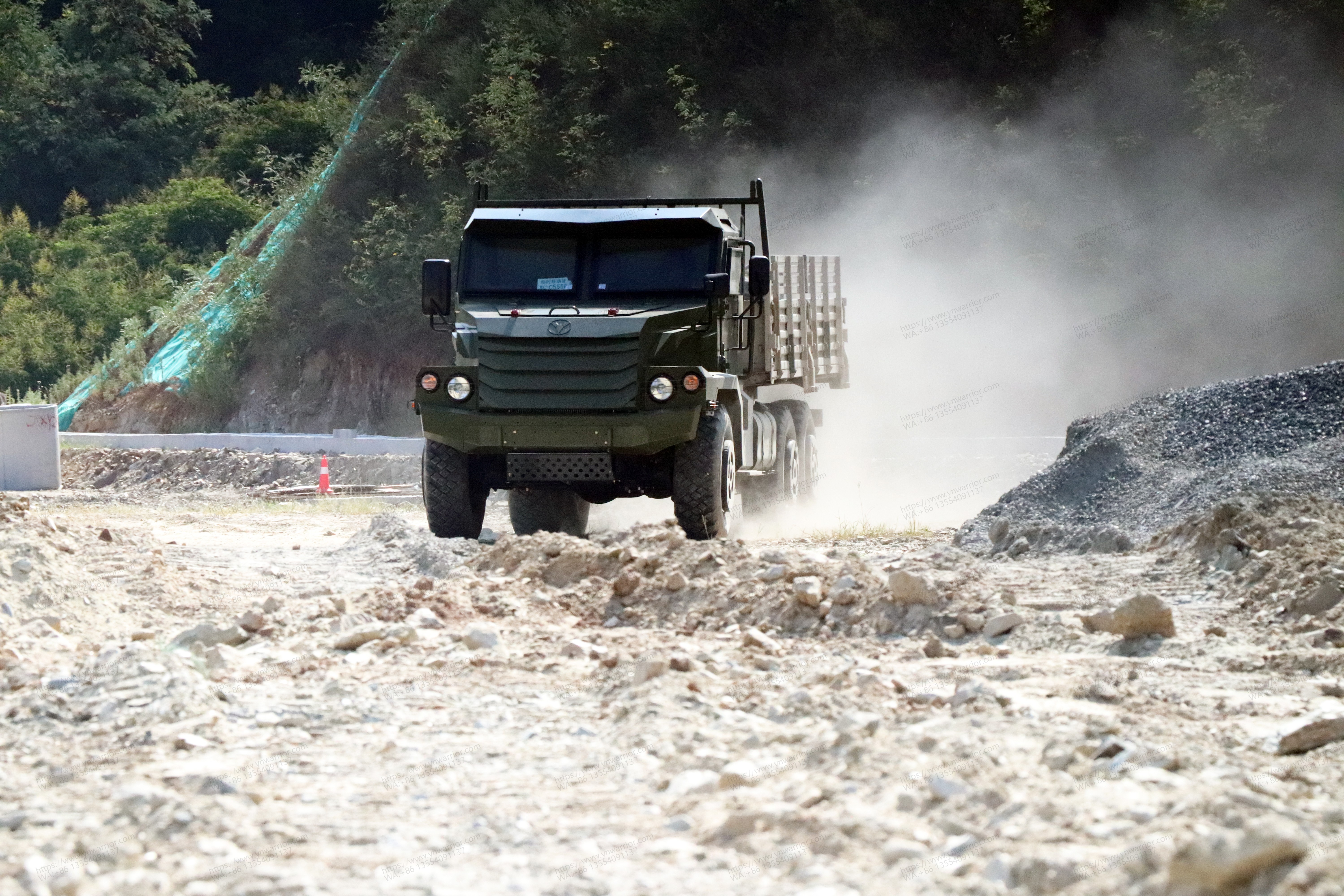 Dongfeng 6x6 على الطرق الوعرة شاحنة قتالية عالية الحركة 