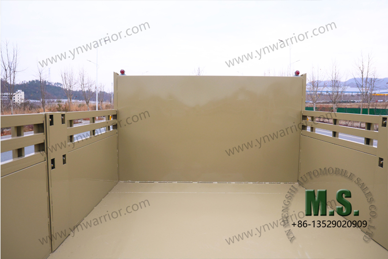 دونغفنغ 6 &times; 6 دونغفنغ 6x6 على الطرق الوعرة شاحنة قلابة صندوق البضائع 