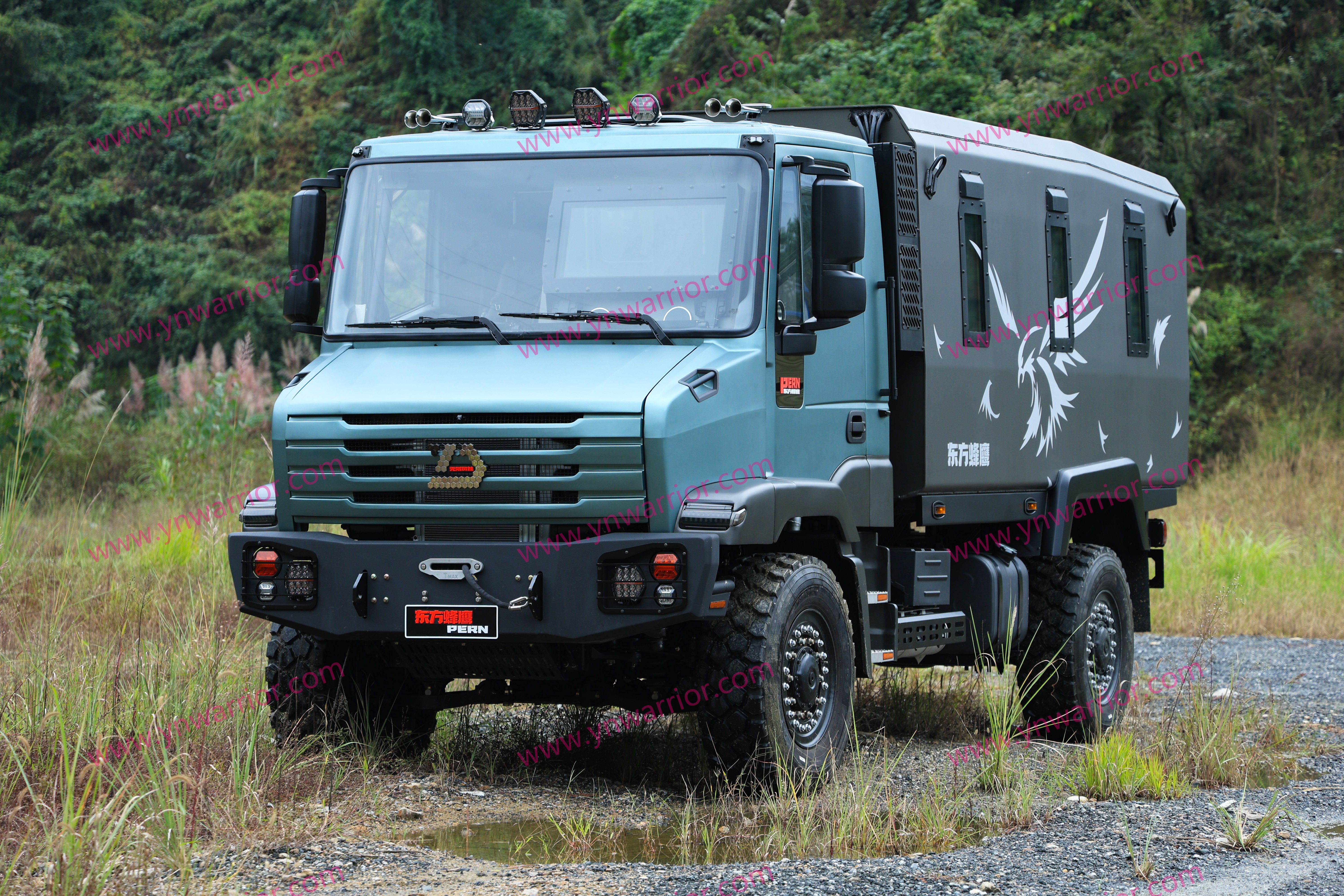 شاحنة نقل جندي فان جذع 4 &times; 4 