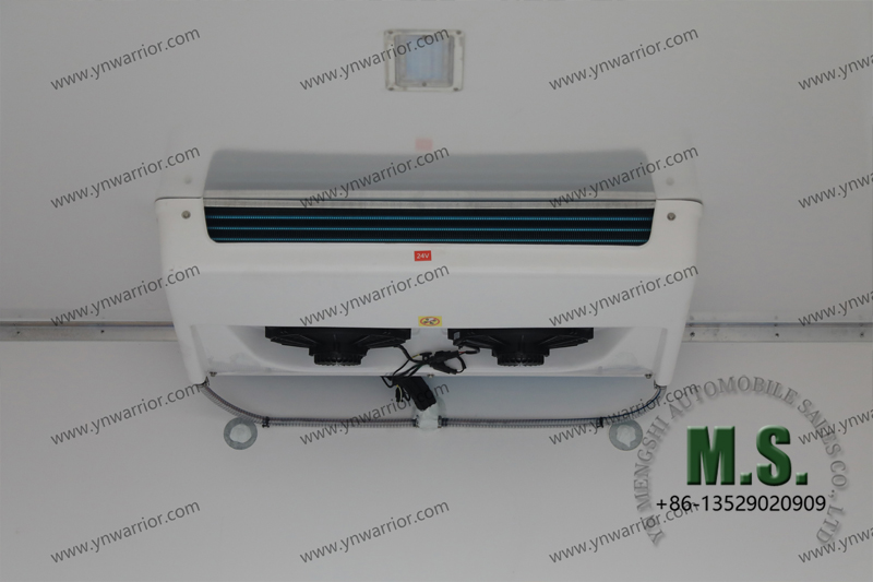 Dongfeng 4x4 ثلاجة شاحنة داخل ملعب الهواء 