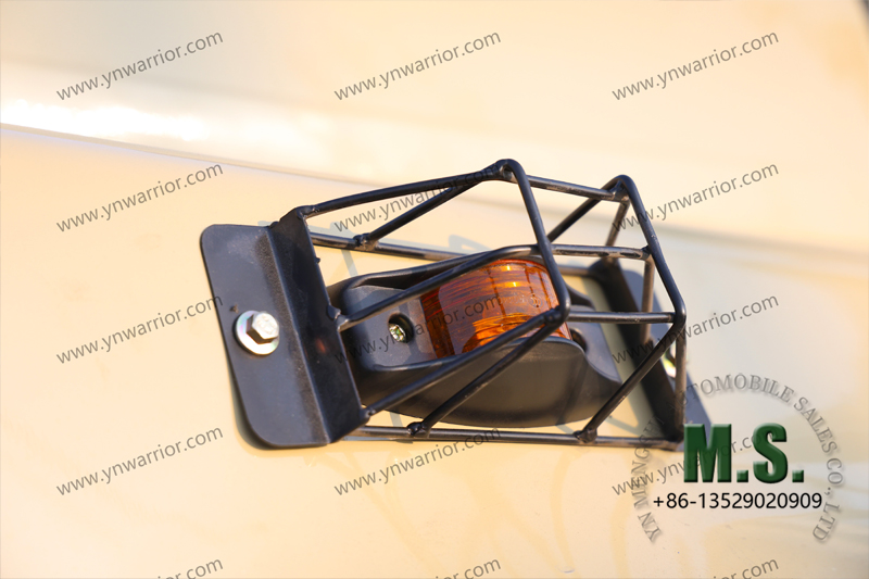 هيكل شاحنة دونغفنغ 6 &times; 6 أنف طويل مع شبكة حماية الكابينة يحول الضوء الدوار 