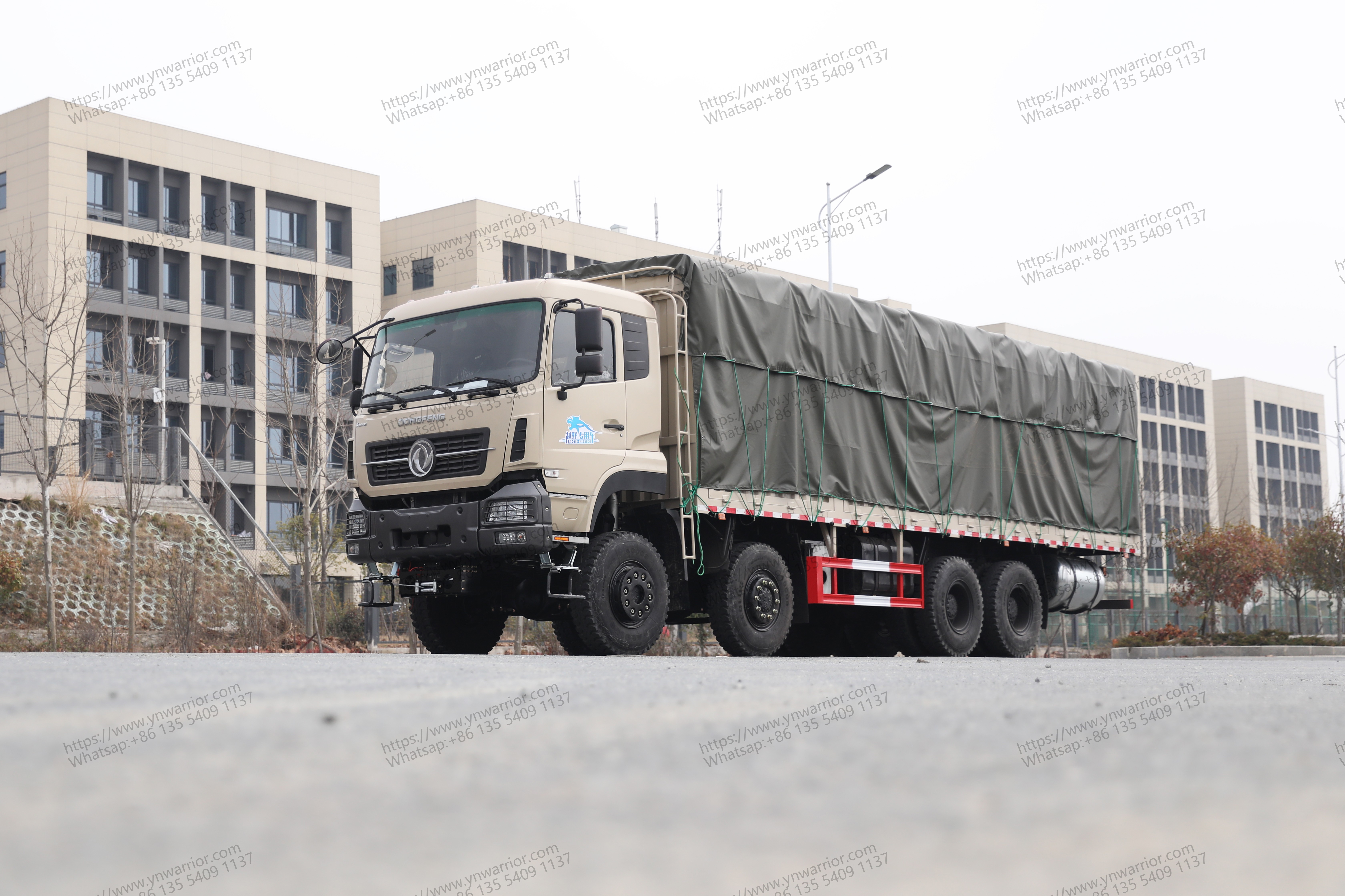 Dongfeng 8x8 شاحنة ثقيلة مع cannopy 