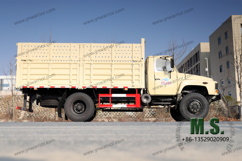 Dongfeng 4x4 منظور جانب الشاحنة على الطرق الوعرة