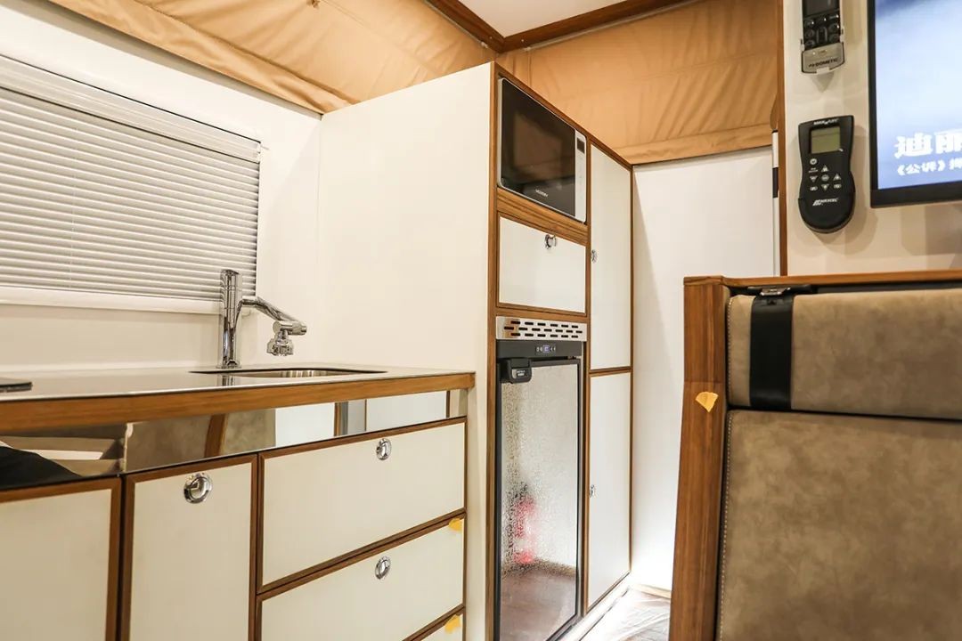 4×4 نسخة بعثة منغشي للطرق الوعرة مع كيثشن وثلاجة 