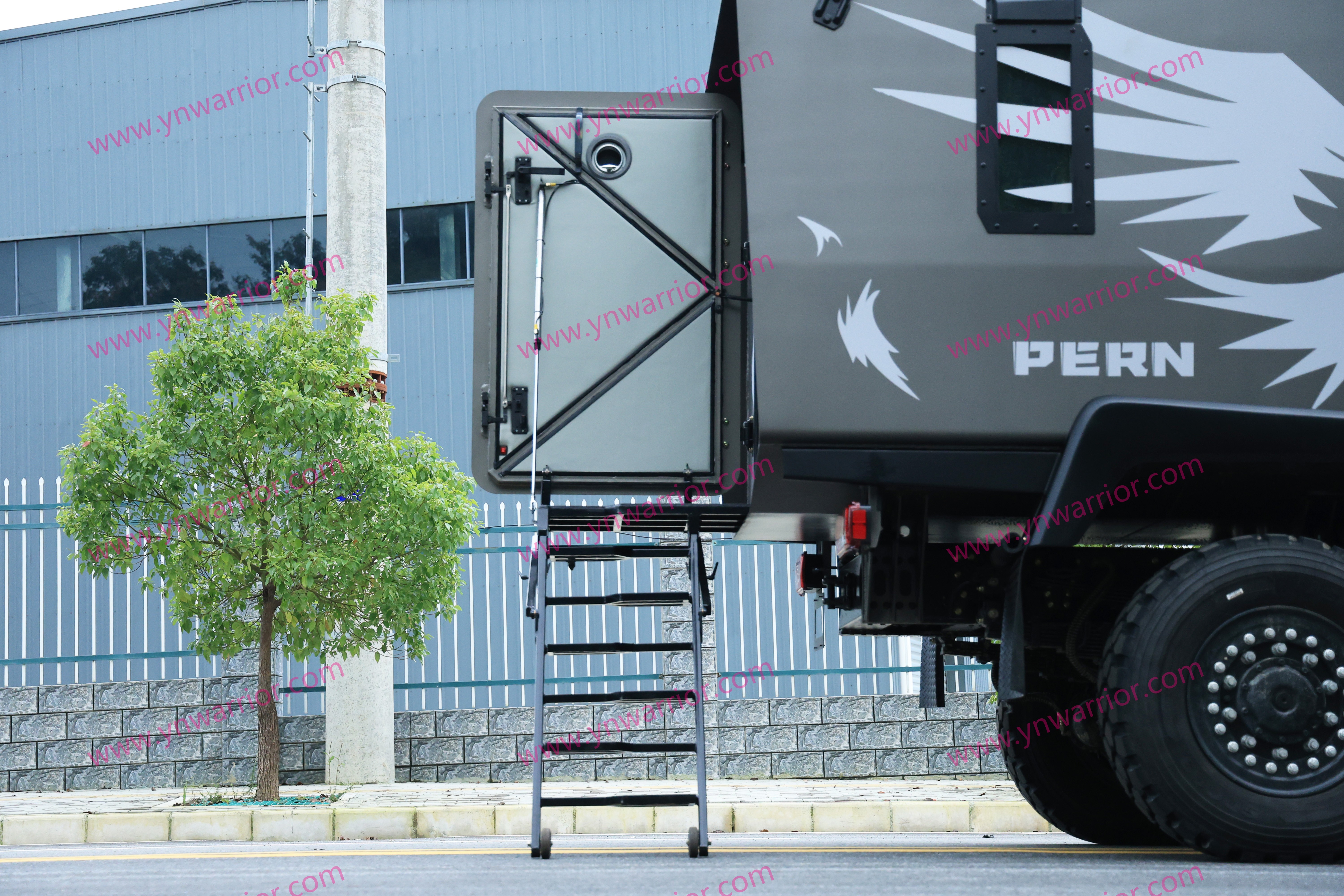 سلم خلفي قابل للطي للمركبة المدرعة شاحنة مدرعة 