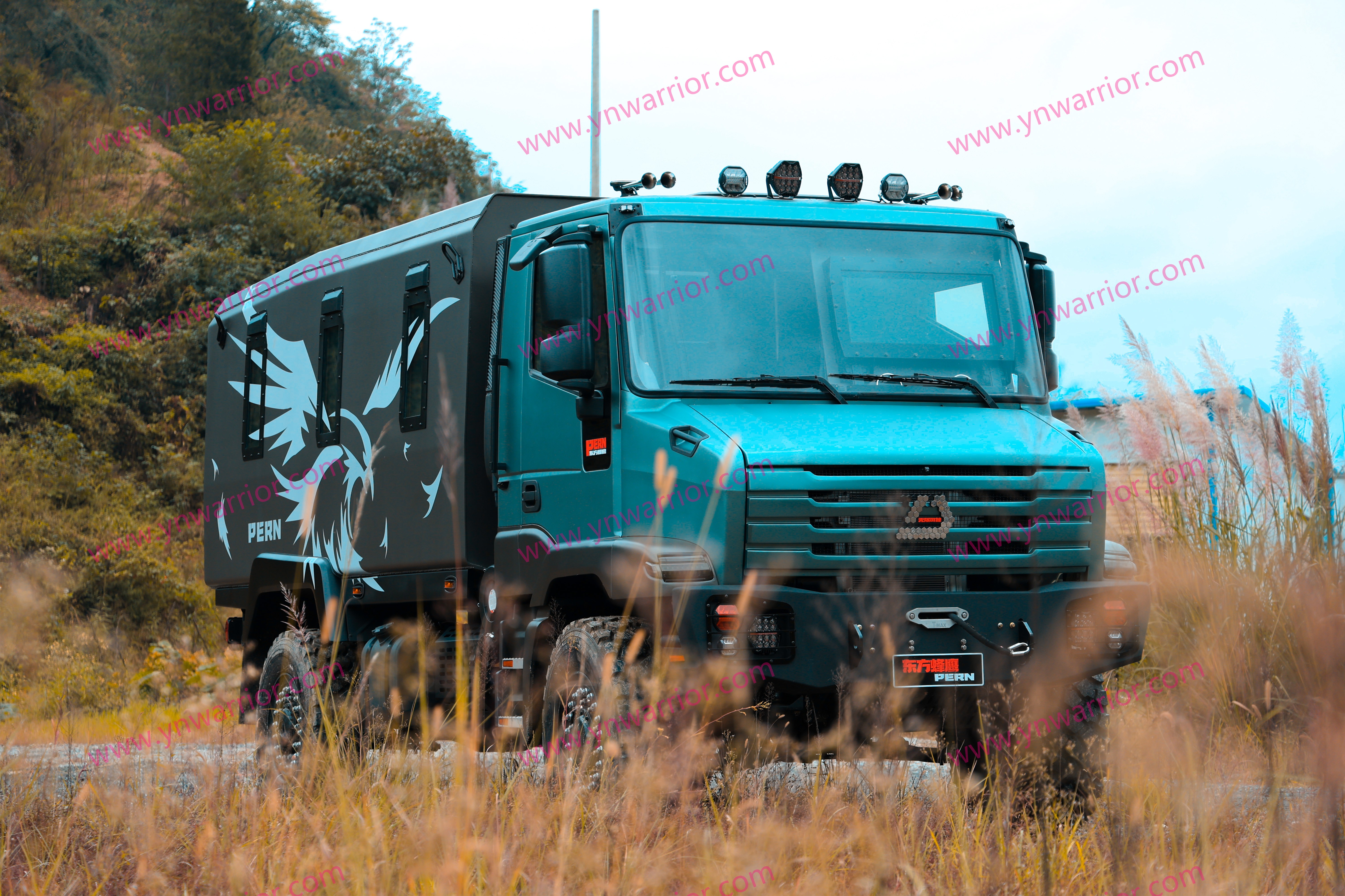 شاحنة نقل السجناء على الطرق الوعرة ذات المعايير العسكرية 