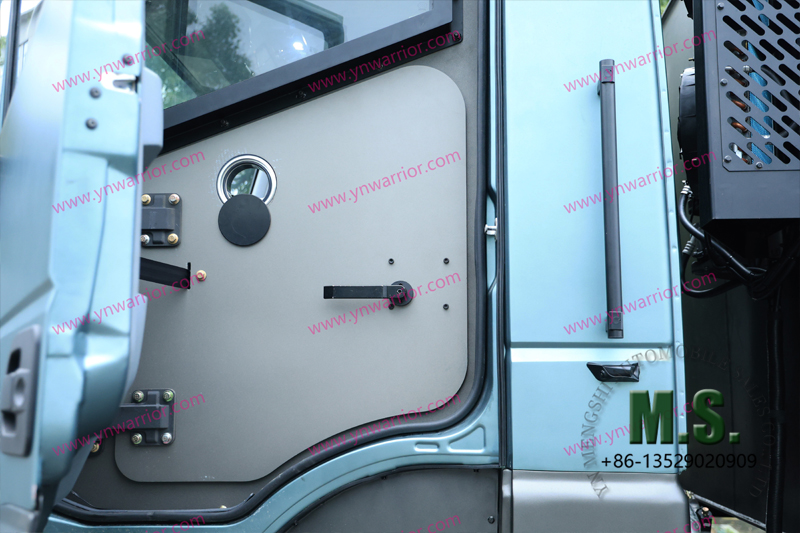 فتحة إطلاق نار لباب كابينة المركبة المدرعة 