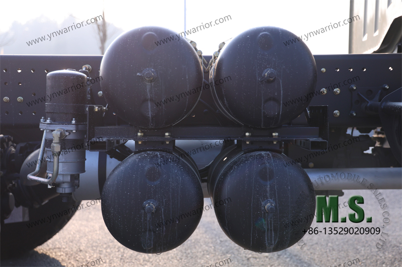 هيكل شاحنة دونغفنغ 6 &times; 6 أنف طويل مع أسطوانة فرامل هواء الكابينة 